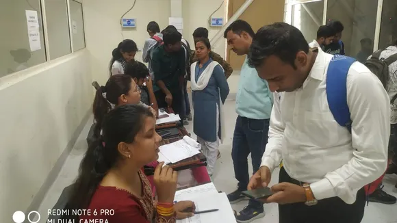 रोजगार मेले में आए लोग। 
