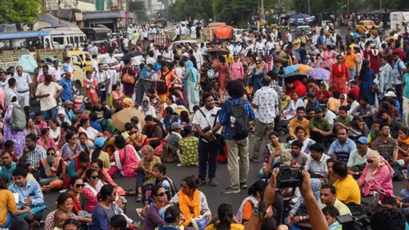 Bengal SSC Scam SSC कार्यालय के बाहर 'धरना' पर बैठे पश्चिम बंगाल के शिक्षक
