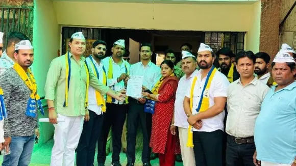 AAP का नोएडा में प्रदर्शन, राकेश अवाना बोले- फुले दंपत्ति पर सेंसर बोर्ड की रोक गलत