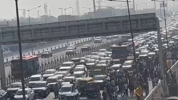 Noida में टियागो कार ने दंपती को मारी टक्कर, पत्नी की मौके पर मौत, पति की हालत गंभीर 