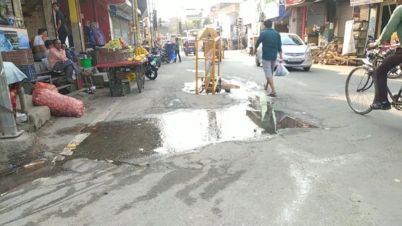 सड़कों पर बहता पानी 