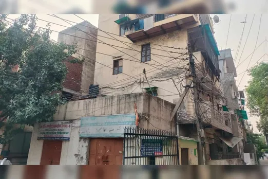 शॉर्ट सर्किट से बढ़ती आग की घटनाओं के बावजूद लापरवाही, दीवारों के भीतर बिछाए जा रहे बिजली के तार