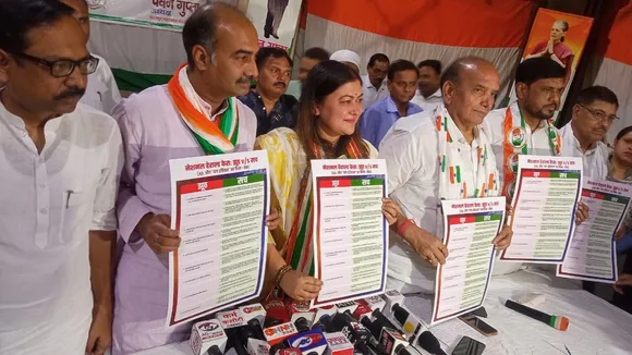 पोस्टर से नेशनल हेरल्ड केस का सच-झूठ बतातीं कांग्रेस की राष्ट्रीय प्रवक्ता रागनी नायक। 