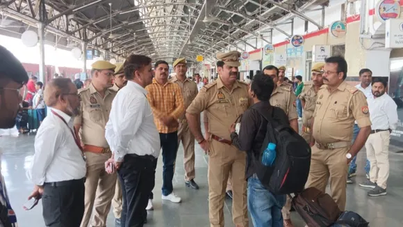 सेंट्रल स्टेशन पर मुस्तैद पुलिस के जवान। 
