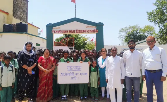 पहलगाम में हुए आतंकी हमले के खिलाफ आक्रोश व्यक्त करते मेदिनीनगर सदर प्रखंड के रजवाडीह स्थित मध्य विद्यालय के शिक्षक व विद्यार्थी।
