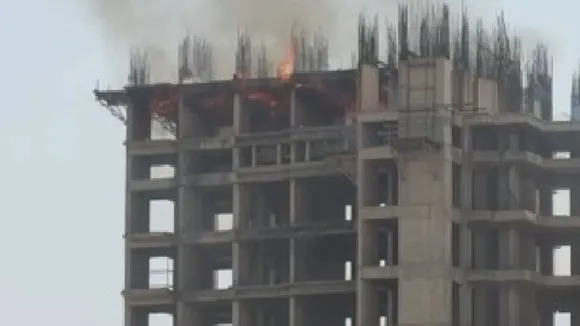  यूनीटेक की निर्माणाधीन इमारत के 21वें फ्लोर पर लगी आग