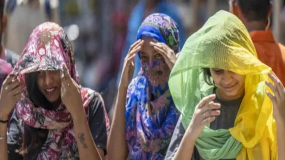भारत में गर्मी का कहर: 14 राज्यों में लू का अलर्ट, पूर्वोत्तर में भारी बारिश की चेतावनी