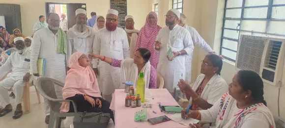 आइएमए हाल में जायरीन-ए-हज को पोलियो से बचाव के लिए ड्राप पिलाती एएनएम।