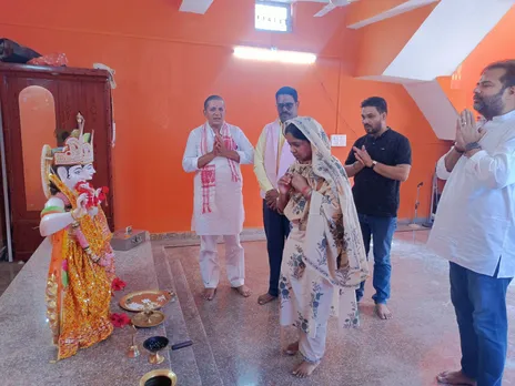 राधे कृष्ण मंदिर में पूजा करती स्मिता व अन्य