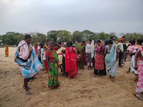 शव को देखने को लगी भीड़