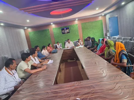 बैठक करते छतरपुर के बीडीओ व मौजूद पेयजल एवं स्वच्छता विभाग के कर्मचारी व पंचायत प्रतिनिधि