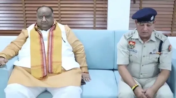 भाजपा नेता को मंच पर जाने से रोकना पड़ा भारी, DSP को मांगनी पड़ी माफी, वीडियो वायरल