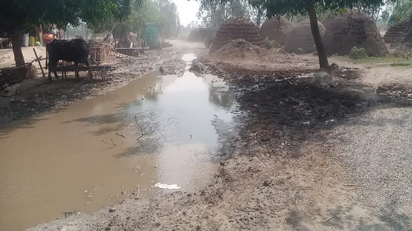 रास्ता मे  कीचड़ भरा हुआ 