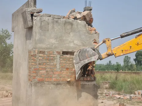 अवैध कॉलोनी पर चला बुल्डोर 