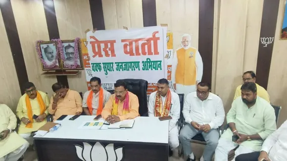 पत्रकारों से बातचीत के दौरान मौजूद भाजपाई। 