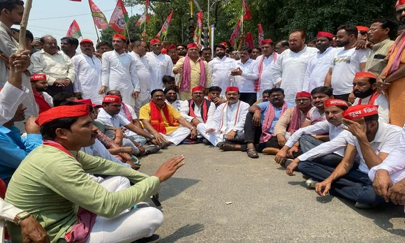 सपा कार्यकर्ताओं ने किया प्रदर्शन।