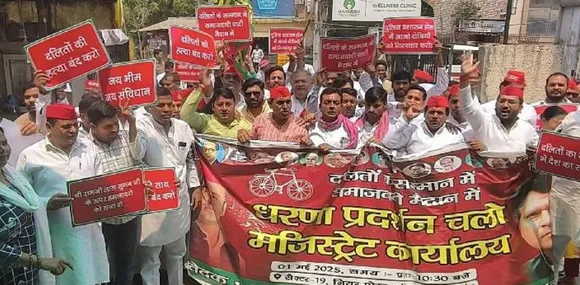 Noida Samajwadi Party staged a protest