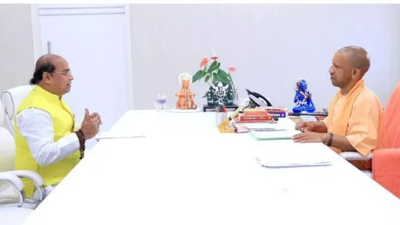 मुख्यमंत्री योगी आदित्यनाथ से मुलाकात करते गोविंदनगर से भाजपा विधायक सुरेंद्र मैथानी।