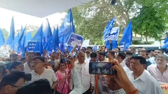 डीएम कार्यालय पर प्रदर्शन करते भारतीय दलित पैंथर के लोग।