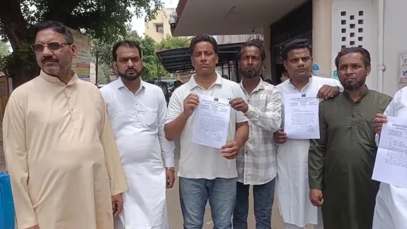 जिलाधिकारी को ज्ञापन देने आए मुस्लिम राष्ट्रीय मंच व सुन्नी सोशल फोरम के लोग। 