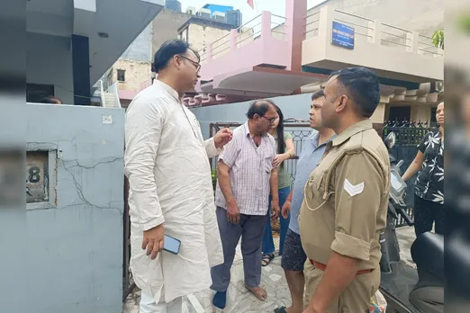 गाजियाबाद में वृद्ध को मिर्गी का दौरा, भाजपा नेता प्रदीप चौधरी ने दिखाई मानवीयता
