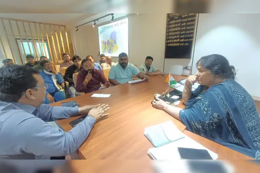 Ghaziabad: महापौर सुनीता दयाल ने ठेले-रेहड़ी और बाजारों की व्यवस्था सुधार को लेकर की समीक्षा बैठक