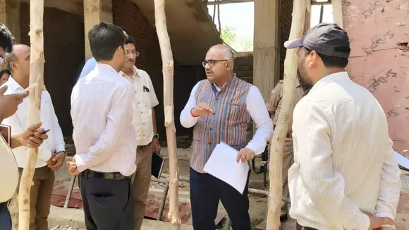 निरीक्षण करते जिलाधिकारी।