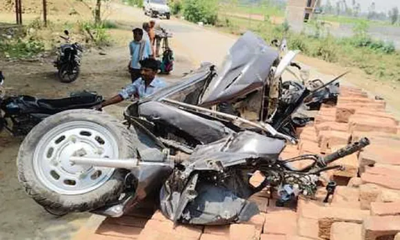 मीरानपुर कटरा में हादसे के बाद क्षतिग्रस्त स्कूटी।