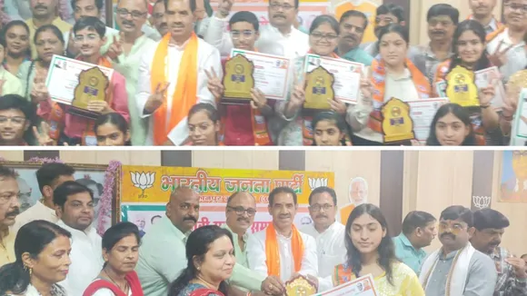 भाजपा कार्यालय में सम्मान पाकर खुश हुए मेधावी बच्चे।
