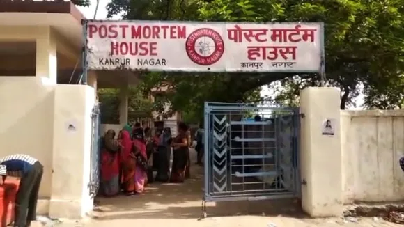 पोस्टमार्टम हाउस में मौजूद परिजन।