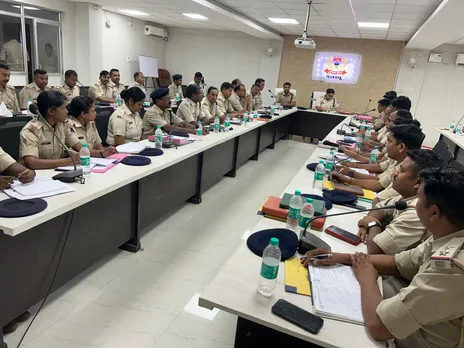 पुलिस पदाधिकारी के संग समीक्षा बैठक करती पलामू की एसपी रिष्मा रमेशन