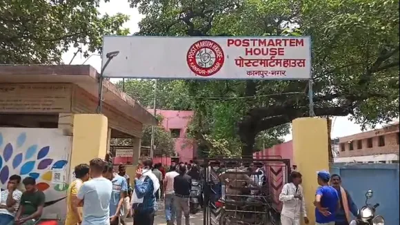 पोस्टमार्टम हाउस पर लगी भीड़। 