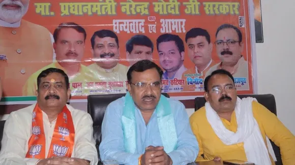 पत्रकारों से बात करते भाजपा नेता। 
