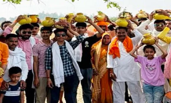गांव सिल्हुआ में कलश यात्रा में शामिल श्रद्धालु। ,