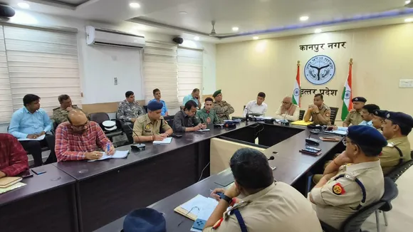माँक ड्रिल की तैयारियों को अंतिम रूप देते प्रशासनिक अधिकारी। 