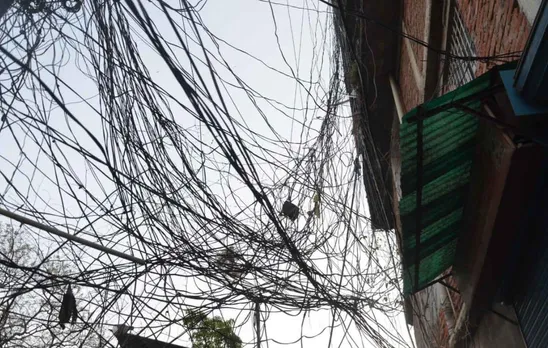 फोटो:गली मोहल्लों में फैला तारों का मकड़जाल