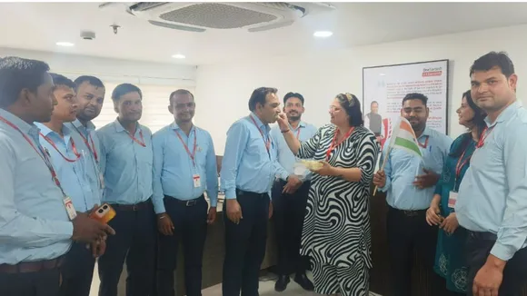 संतोष हॉस्पिटल में बांटी गई मिठाई