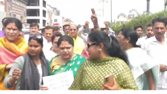 आतंकियों पर हमले का जश्न मनाते भाजपाई। 