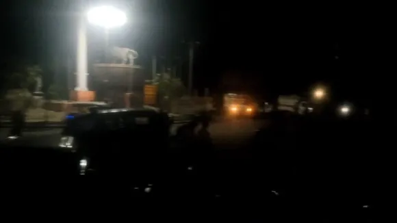ब्लैक आउट के दौरान कुछ तरह रहे शहर के नजारे। 