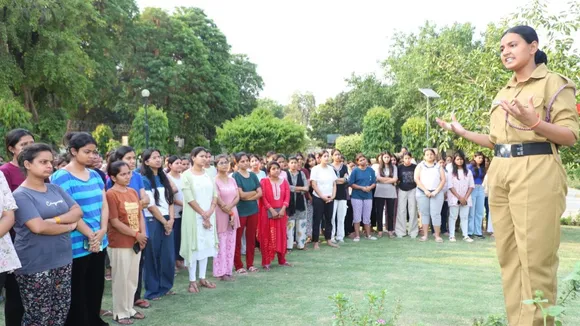 विश्वविद्यालय में मॉक ड्रिल के दौरान मौजूद लोग