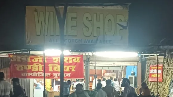 ब्लैक आउट के दौरान एक ठेके से होती रही शराब की बिक्री। 