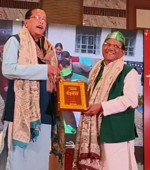 पर्यावरण के क्षेत्र में उत्कृष्ट कार्य के लिए किए 71वें बार वित्त मंत्री से सम्मानित होते डा. कौशल किशोर जायसवाल।