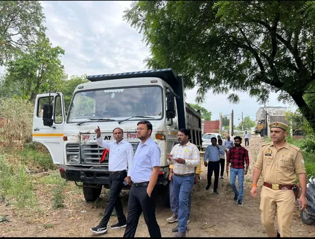 निरीक्षण करते नगर आयुक्त 