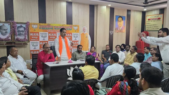बैठक को संबोधित करते भाजपा उत्तर जिला इकाई के अध्यक्ष अनिल दीक्षित और मौजूद कार्यकर्ता। 
