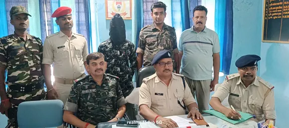 गिरफ्तार अपराधी के बारे में जानकारी देते शहर थाना प्रभारी देवव्रत पोद्दार,