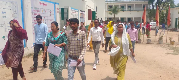 गिरवर प्लस टू उच्च विद्यालय केंद्र से बीएड की परीक्षा देकर निकलते परीक्षार्थी