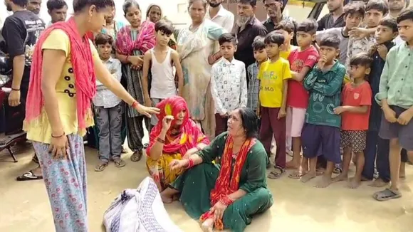 महिला की हत्या के बाद रोते बिलखते परिजन।