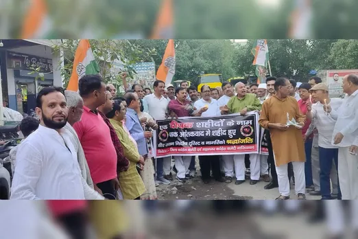 Ghaziabad: कांग्रेसियों ने जलाया शहीदों के नाम एक दीपक, अर्पित की श्रद्धांजलि
