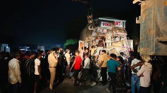 हादसे में क्षतिग्रस्त हुआ ट्रक और मौके पर लगी भीड़।