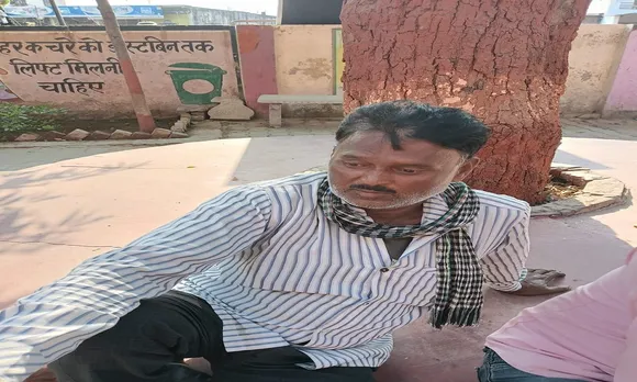 ा रामचंद्र मिशन में परेशान हाल बैठे लापता महिला रानी के पिता अली हसन
